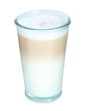 Beyaz üzerine izole edilmiş bir bardak lezzetli latte macchiato.