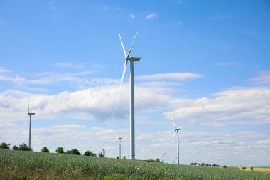 Rüzgar türbinleriyle çok güzel bir alan manzarası. Alternatif enerji kaynağı