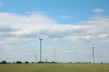 Rüzgar türbinleriyle çok güzel bir alan manzarası. Alternatif enerji kaynağı