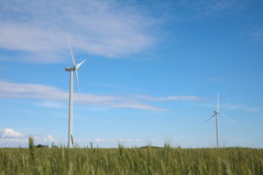 Rüzgar türbinleriyle çok güzel bir alan manzarası. Alternatif enerji kaynağı