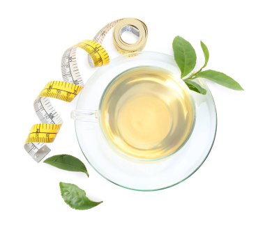 Bir bardak diyet bitki çayı, yeşil yapraklar ve beyaz arka planda ölçüm bandı.