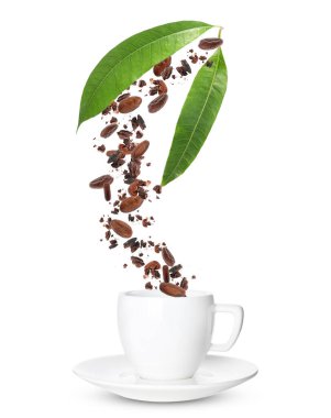 Beyaz arka planda kakao çekirdekleri ve yapraklar kabın içine düşüyor. 