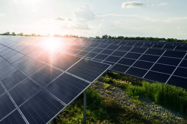 Güneş panelleri dışarı yerleştirildi. Alternatif enerji kaynağı
