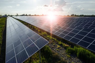 Güneş panelleri dışarı yerleştirildi. Alternatif enerji kaynağı