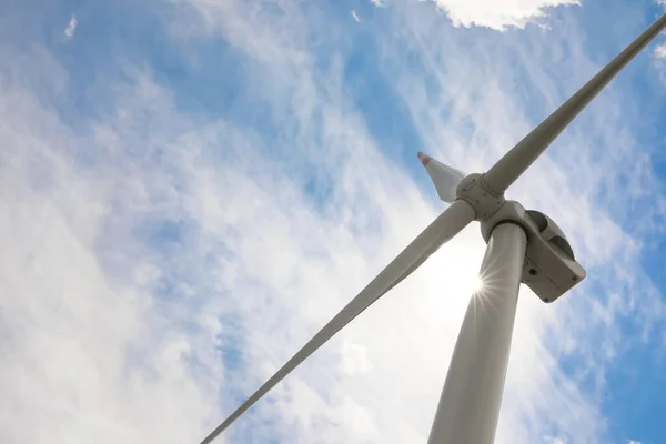 Moderne Windturbine Tegen Bewolkte Lucht Laag Hoekzicht Alternatieve Energiebron — Stockfoto