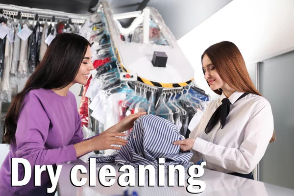 Arbeiter Erhält Kleidung Vom Kunden Bei Einer Reinigungsfirma — Stockfoto