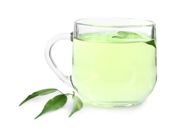 Tasse Aromatischer Grüner Tee Und Blätter Isoliert Auf Weiß — Stockfoto
