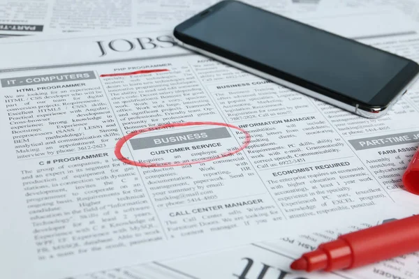 Noviny Značenou Reklamou Smartphonem Koncept Hledání Zaměstnání — Stock fotografie