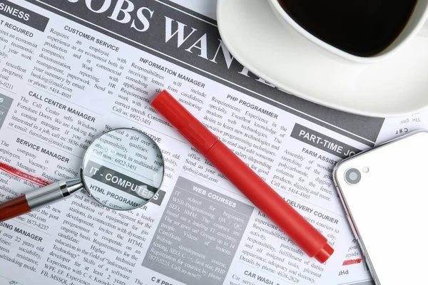 Taza Café Marcador Teléfono Inteligente Lupa Periódico Puesta Plana Concepto — Foto de Stock