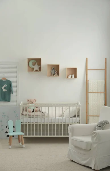 Interior Kamar Bayi Bergaya Dengan Tempat Tidur Bayi Dan Kursi — Stok Foto