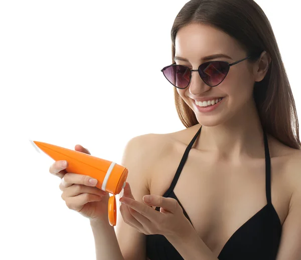 Junge Frau Trägt Sonnenschutzcreme Auf Weißem Hintergrund Auf — Stockfoto