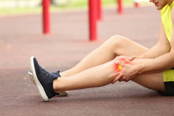 Joven Que Sufre Dolor Rodilla Campo Deportes Primer Plano — Foto de Stock