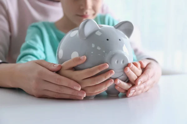 Mutter Und Sohn Mit Sparschwein Weißen Tisch Drinnen Nahaufnahme — Stockfoto