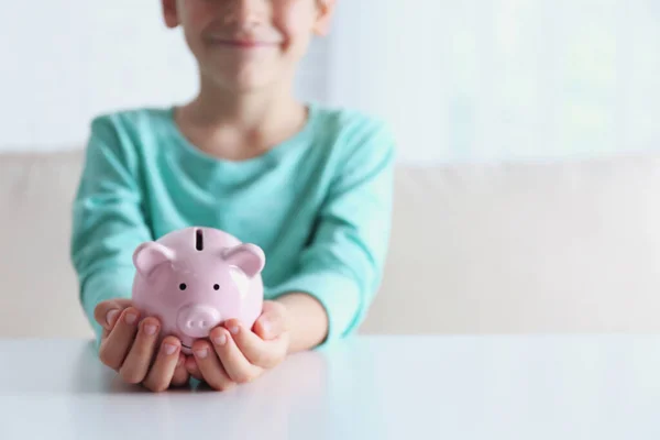 Kleine Jongen Met Spaarvarken Bank Aan Witte Tafel Binnen Close — Stockfoto