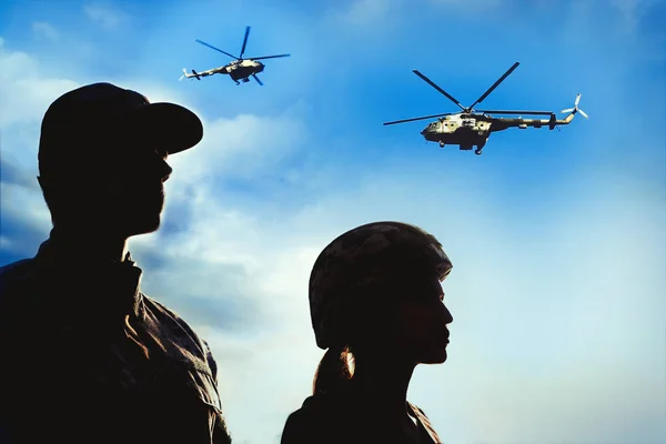 Silhouettes Soldats Uniforme Hélicoptères Militaires Patrouillant Extérieur — Photo