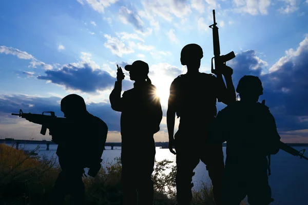 Silhouetten Von Soldaten Mit Sturmgewehren Und Tragbarem Funksender Patrouillieren Freien — Stockfoto