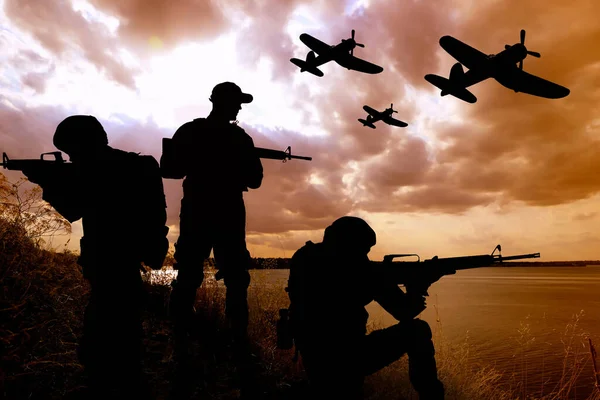 Silhouettes Soldiers Assault Rifles Military Airplanes Patrolling Outdoors — Stock Photo, Image