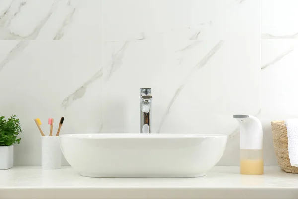 Moderno Distributore Automatico Sapone Vicino Lavandino Bagno — Foto Stock