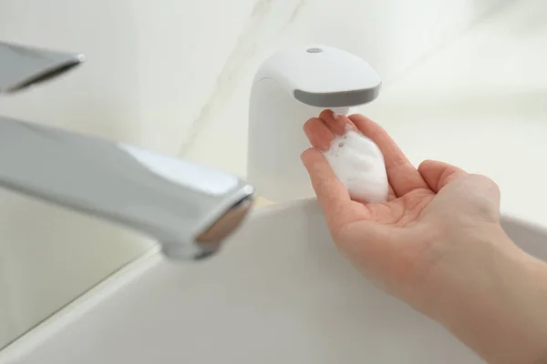 Mujer Usando Dispensador Jabón Automático Baño Primer Plano —  Fotos de Stock