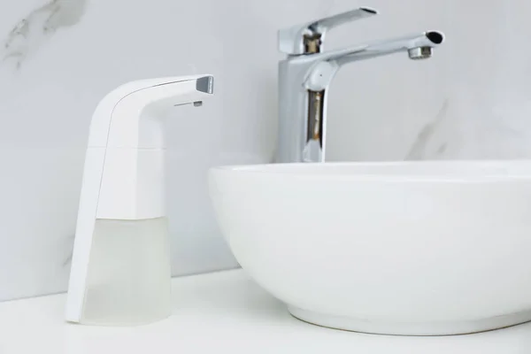 浴室水槽附近的现代自动肥皂分配器 特写镜头 — 图库照片