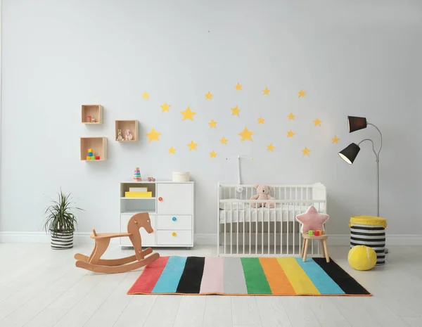 Stijlvolle Babykamer Interieur Met Wieg Speelgoed — Stockfoto