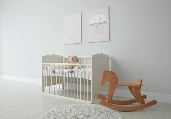 Bebek Beşiği Dekor Elementleri Oyuncaklarıyla Minimalist Oda Içi — Stok fotoğraf