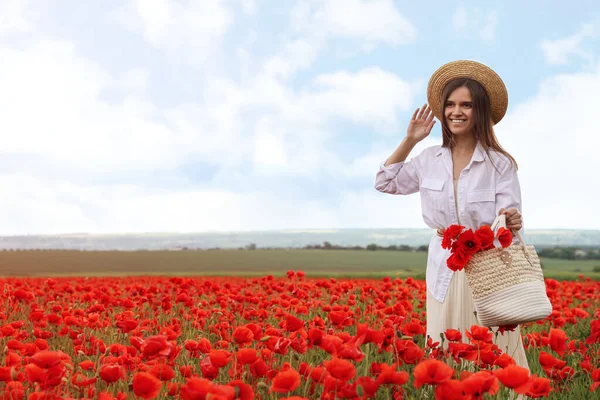 Vrouw Met Handtas Met Papaver Bloemen Prachtig Veld — Stockfoto