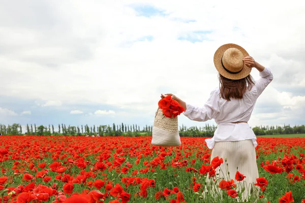 Femme Tenant Sac Main Avec Des Fleurs Pavot Dans Beau — Photo