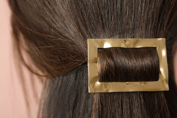 Mujer Con Hermoso Clip Pelo Dorado Primer Plano —  Fotos de Stock