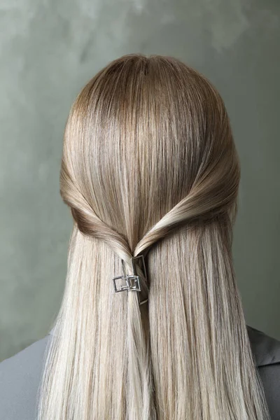 Jovem Com Bela Garra Cabelo Fundo Cinza Visão Traseira — Fotografia de Stock