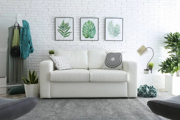 Wygodna Biała Sofa Nowoczesnym Pokoju Projekt Wnętrza — Zdjęcie stockowe