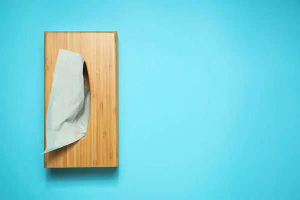 Soporte Madera Con Pañuelos Papel Sobre Fondo Azul Claro Vista —  Fotos de Stock