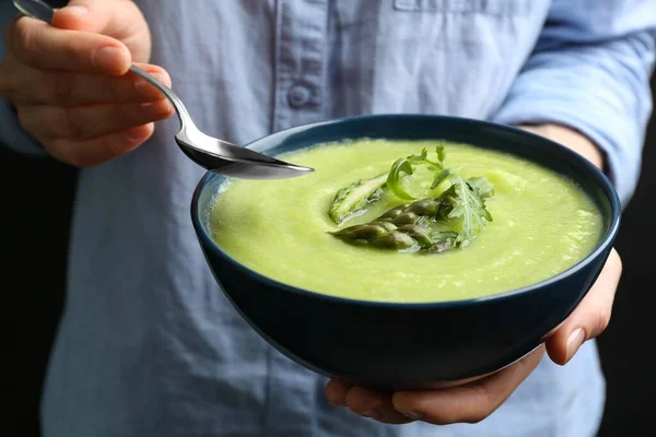 Donna Che Mangia Deliziosa Zuppa Asparagi Sfondo Nero Primo Piano — Foto Stock