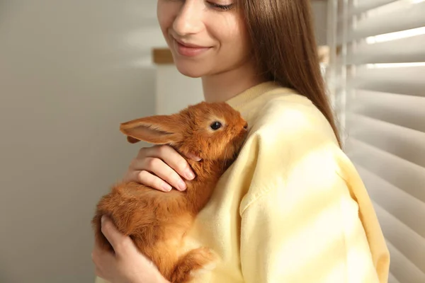 Mujer Joven Con Conejo Adorable Interior Primer Plano Hermosa Mascota — Foto de Stock