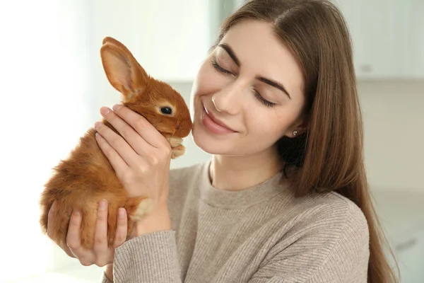 Giovane Donna Con Coniglio Adorabile Chiuso Bellissimo Animale Domestico — Foto Stock