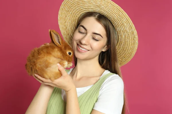 Jovem Com Coelho Adorável Fundo Rosa Bonito Animal Estimação — Fotografia de Stock