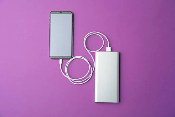 Smartphone Chargeur Portable Sur Fond Violet Position Plate Technologie Moderne — Photo