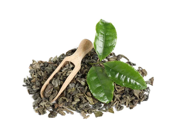 Frische Und Trockene Blätter Der Teepflanze Mit Holzlöffel Auf Weißem — Stockfoto