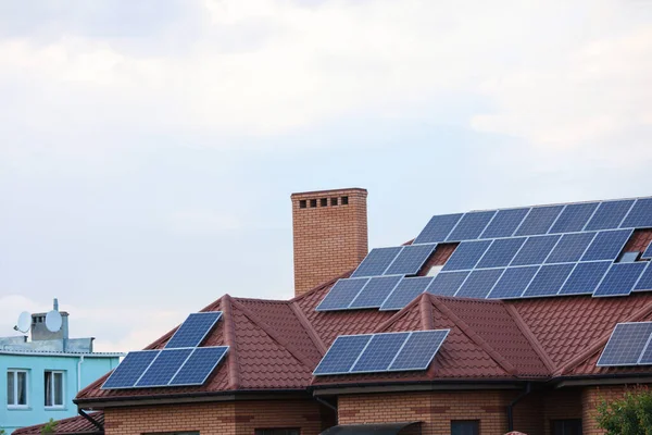 Casa Com Painéis Solares Instalados Telhado — Fotografia de Stock