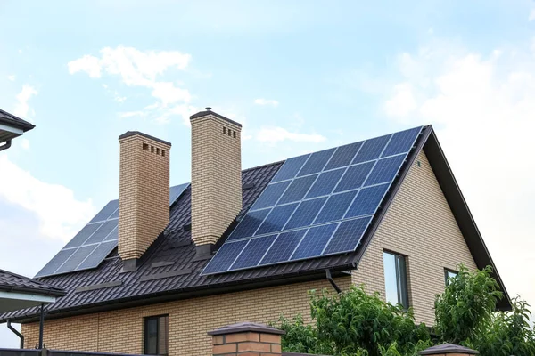 Casa Con Paneles Solares Instalados Techo — Foto de Stock