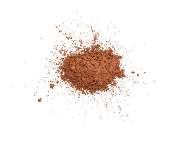 Куча коричневого какао порошка на белом фоне
