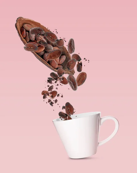 Kakaoschote Und Bohnen Fallen Tasse Auf Rosa Hintergrund — Stockfoto