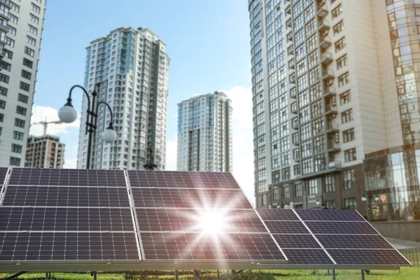 Cityscape Painéis Solares Instalados Livre Fonte Energia Alternativa — Fotografia de Stock