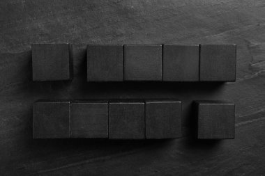 Siyah tahta zemin üzerinde küplerin olduğu düz bir kompozisyon. Pareto ilke kavramı