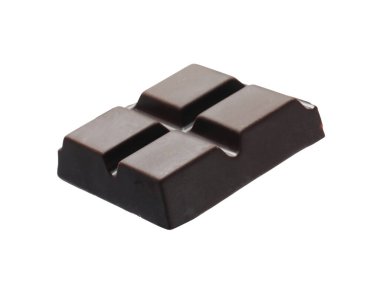 Lezzetli bir parça siyah çikolata beyaza izole edilmiş.