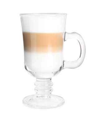 Beyaz üzerine izole edilmiş bir bardak lezzetli latte macchiato.
