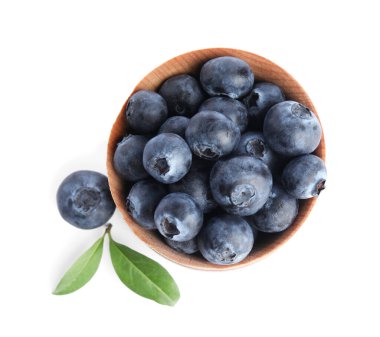 Beyaz arka planda taze olgun yaban mersini kasesi, üst manzara.