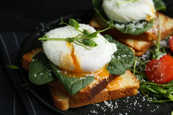 Utsökt Pocherad Äggmacka Serverad Skifferskiva Närbild — Stockfoto