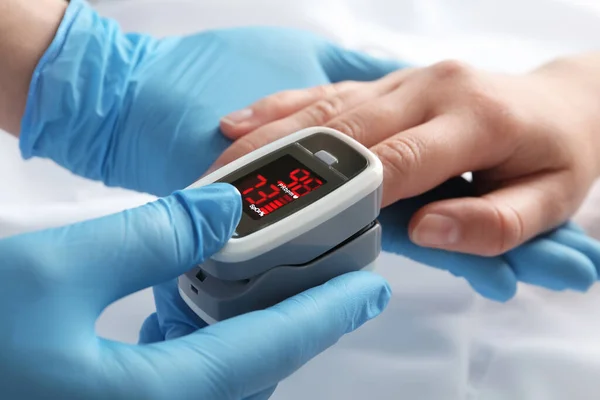 Doctor Examining Patient Modern Fingertip Pulse Oximeter Bed Closeup — Stock Photo, Image