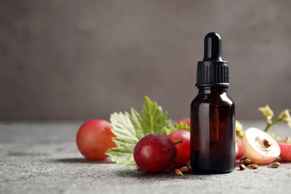 Fles Natuurlijke Druivenpitolie Grijze Tafel Ruimte Voor Tekst Biologische Cosmetica — Stockfoto